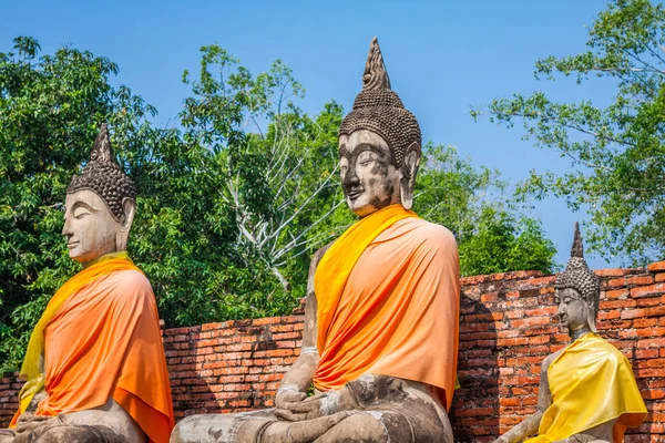 Buddowie w świątyni z Wat Yai Chai Mongkol w Ayutthaya, Thail — Zdjęcie stockowe
