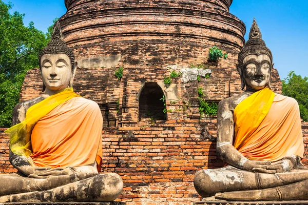 Statues de bouddha alignées avec des bandes orange à Ayutthaya, Thaïlande — Photo
