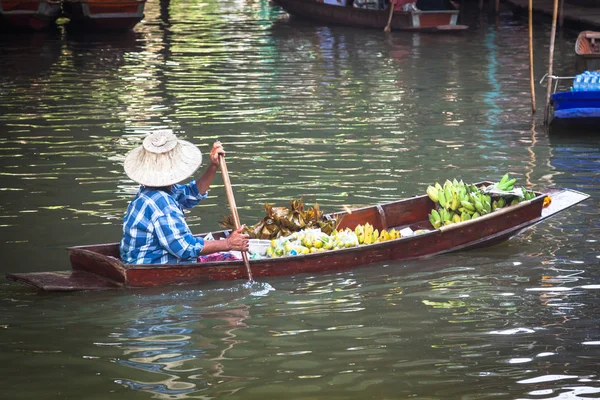 Tradycyjne pływających rynku w damnoen saduak w pobliżu Bangkoku — Zdjęcie stockowe