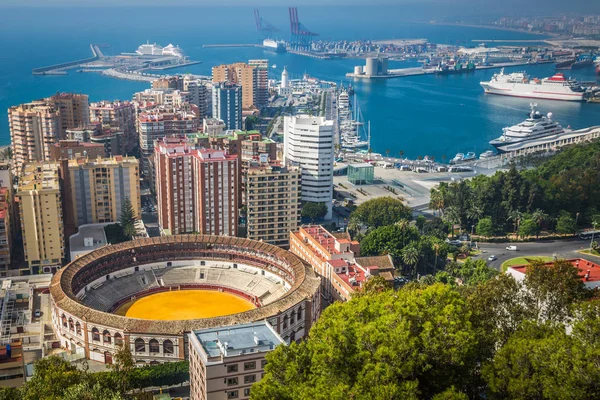 Utsikt över Malaga med tjurfäktning och hamn. Spanien — Stockfoto
