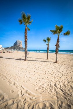 Calpe. Alicante. Arenal Bol plaj Akdeniz deniz İspanya.