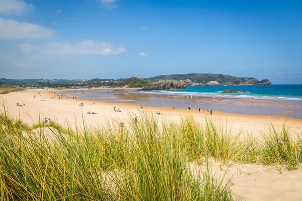 Cuarezo pláž ve městě Noja. Santander. Cantabria. Španělsko. Evropa. — Stock fotografie