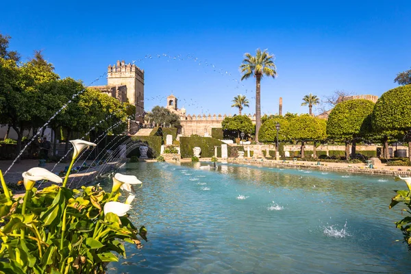 Den berömda alcazar med vacker trädgård i cordoba, Spanien — Stockfoto