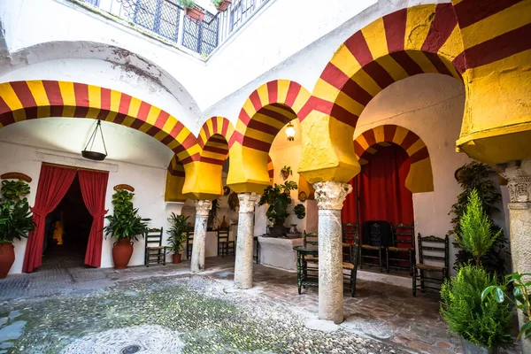 コルドバ、スペインのアンダルシア風のパティオ — ストック写真
