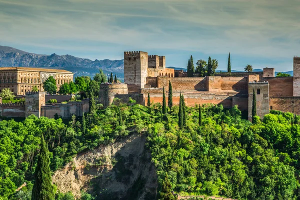Forntida arabisk fästning i Alhambra, Granada, Spanien — Stockfoto