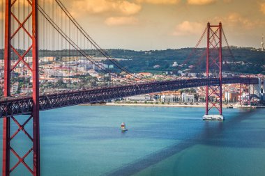 Lizbon şehir bağlayan bir köprü 25 de Abril köprüdür