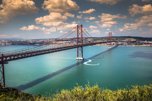 25 de Abril Bridge je most spojující město Lisabon — Stock fotografie