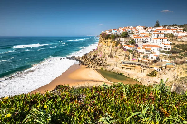 Azenhas do Mar, pobřežní město v Portugalsku. — Stock fotografie