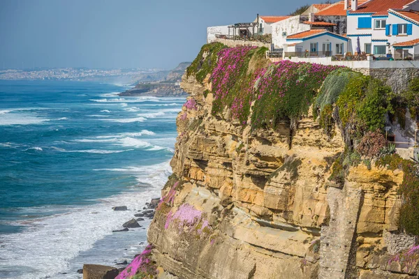 Azenhas do Mar, pobřežní město v Portugalsku. — Stock fotografie