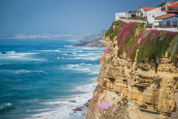 Azenhas do Mar bílé vesnice mezník na útesu a Atlantik — Stock fotografie