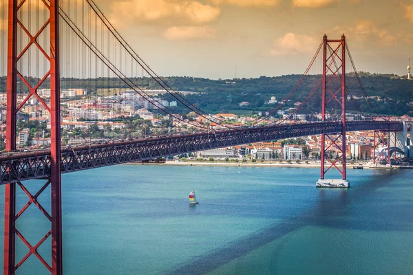 25 de Abril Bridge jest pomostem łączącym miasta Lizbona Obrazy Stockowe bez tantiem