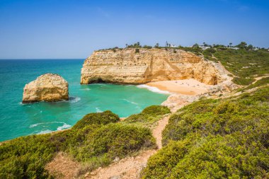 Praia de benagil kumsalda atlantic coast, algarve, Portekiz