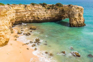 Praia de Albandeira - güzel sahil ve plaj Algarve, Portekiz