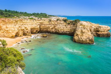 Praia de Albandeira - güzel sahil ve plaj Algarve, Portekiz