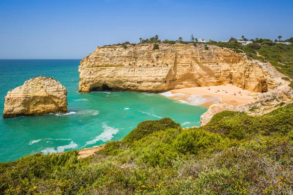 Widok Plaży Wiosce Rybackiej Benagil Wybrzeżu Portugalii — Zdjęcie stockowe