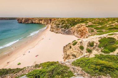Portekiz 'in Algarve bölgesinde Cabo Sao Vicente yakınlarında Praia do Beliche' nin güzel körfezi ve kumlu plajı.