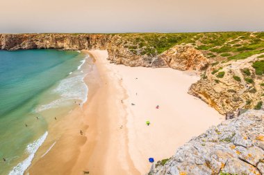 Portekiz 'in Algarve bölgesinde Cabo Sao Vicente yakınlarında Praia do Beliche' nin güzel körfezi ve kumlu plajı.