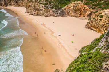 Portekiz 'in Algarve bölgesinde Cabo Sao Vicente yakınlarında Praia do Beliche' nin güzel körfezi ve kumlu plajı.