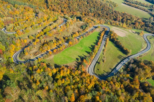 Hermoso paisaje aéreo de carretera forestal de montaña. Vista aérea —  Fotos de Stock