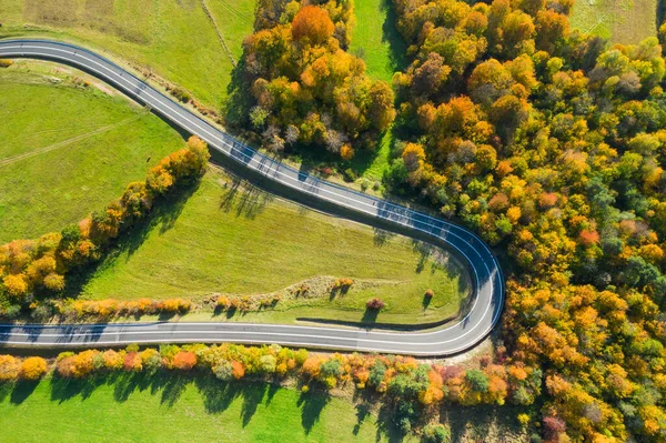 Krásná letecká krajina horské lesní cesty. Letecký pohled — Stock fotografie