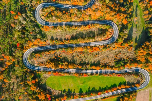 山林路上美丽的空中风景. 空中景观 — 图库照片