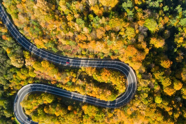 Воздушный пейзаж горно-лесной дороги. Вид с воздуха Стоковое Фото