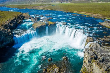 Icelan 'daki ünlü Godafoss şelalesinin hava manzarası.