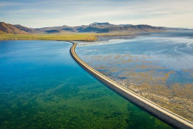 İzlanda 'da yol manzaralı. Otobanın üstündeki hava manzarası. 