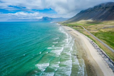 Gök mavisi su akıntıları ile İzlanda plajının inanılmaz hava manzarası 