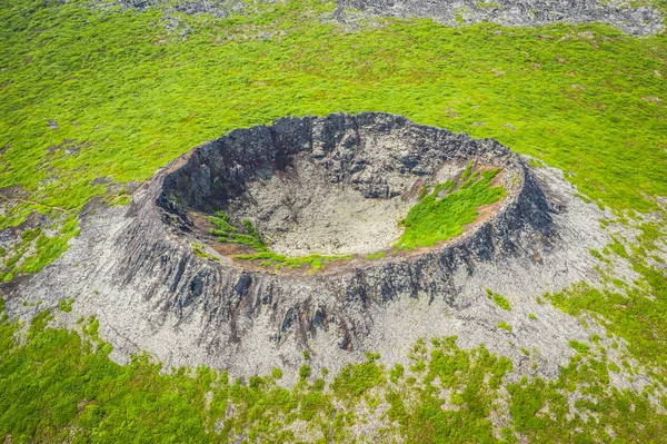 Flygdrönare utsikt över Crater Eldborg på Island — Stockfoto