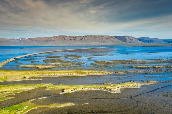 Vista aérea sobre a paisagem islandesa do ar. Lugar famoso. Trave. — Fotografia de Stock