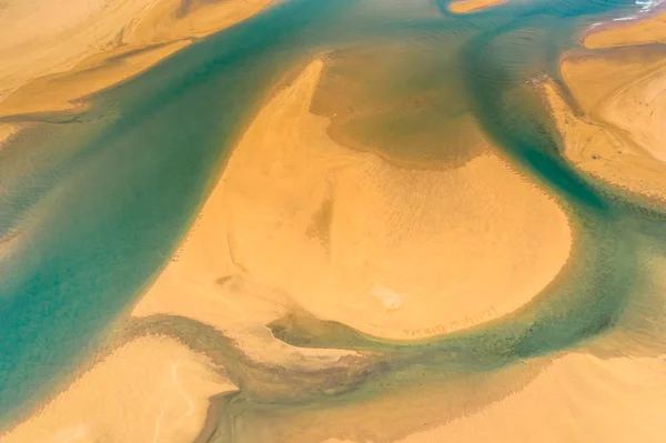 Vue aérienne par drone de la plage de Raudasandur avec de la mer azur — Photo