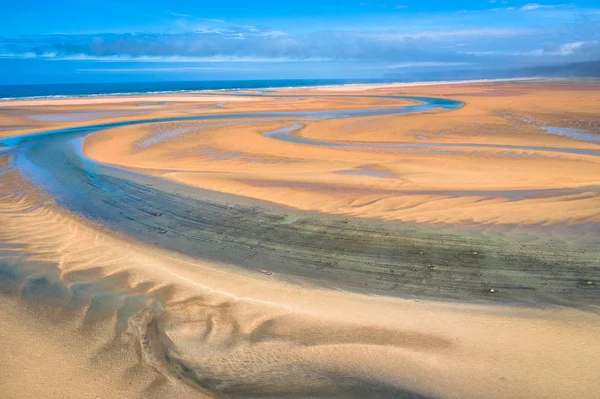 Zicht vanuit de lucht op het ijskoude strand van Raudasandur met azuurblauwe wate — Stockfoto
