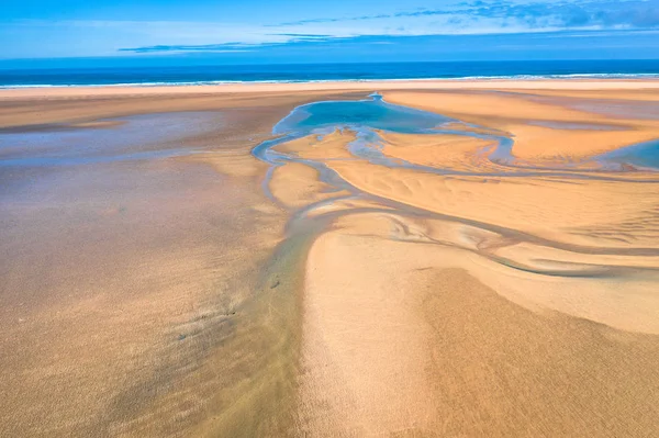 Vue aérienne par drone de la plage de Raudasandur avec de la mer azur — Photo