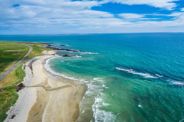 Gök mavisi su akıntıları ile İzlanda plajının inanılmaz hava manzarası — Stok fotoğraf