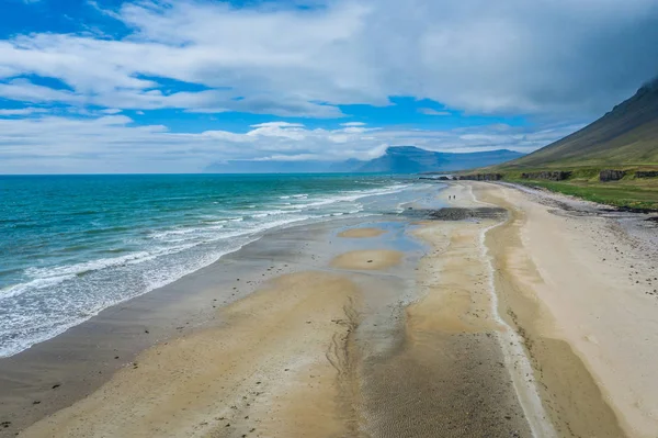 Amazing aerial view of icelandic beach with azure water streams — 스톡 사진