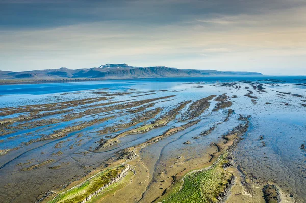 Vista aérea sobre a paisagem islandesa do ar. Lugar famoso. Trave. — Fotografia de Stock