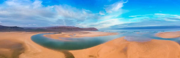 Zicht vanuit de lucht op het ijskoude strand van Raudasandur met azuurblauwe wate Stockfoto