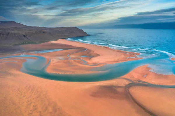 Vue aérienne par drone de la plage de Raudasandur avec de la mer azur Image En Vente