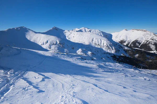 タトラ - カスプロヴィ ヴィェルフ山からポーランドの冬の山 — ストック写真