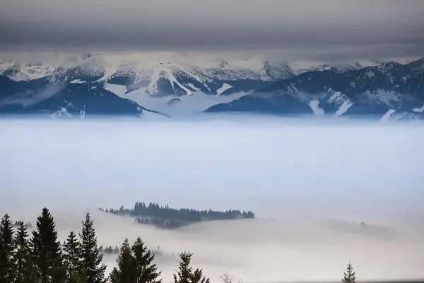 Paesaggio invernale. Montagne d'inverno. Montagne sopra la c — Foto Stock