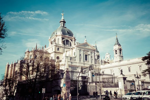 Madrid, España-28 de mayo de 2015: Catedral de la almudena de Madrid, España — Foto de Stock