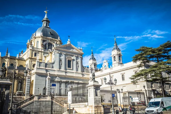 Madrid, España-28 de mayo de 2015: Catedral de la almudena de Madrid, España — Foto de Stock