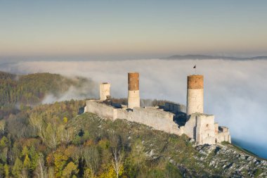 Kielce yakınlarındaki Checiny Castle, Polan Hava Aracı