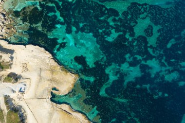 Malta Adası 'ndaki tuzlu tavaların havadan görünüşü