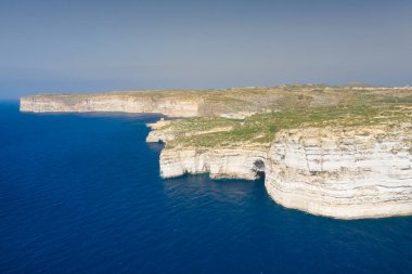 Sanap uçurumlarının havadan görünüşü. Gozo Adası, Malta