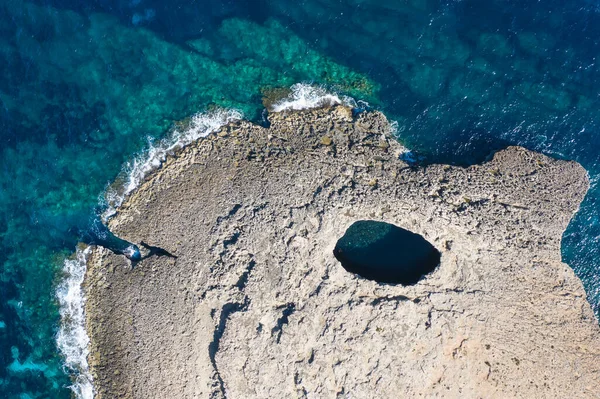 Grand Trou Naturel Dans Roche Lagune Corail Malte Île Images De Stock Libres De Droits