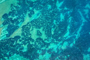 Kayalık kıyı şeridi ve denizin insansız hava aracı görüntüsü. Malta