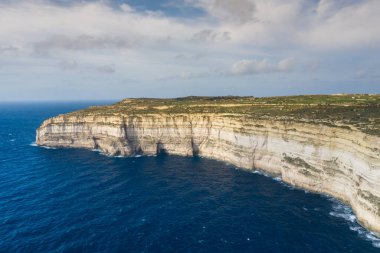 Azure penceresinin yakınındaki Deniz Tüneli 'nin havadan görüntüsü. Dwejra Gozo adasında bir deniz suyu gölüdür. Malta