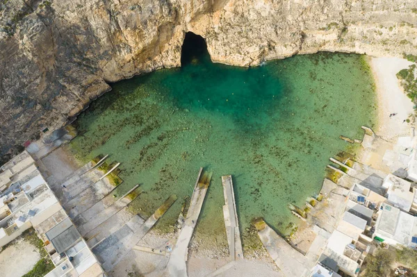 Dwejraは ゴゾ島の海水のラグーンです Azureウィンドウの近くの海トンネルの空中ビュー 地中海だ マルタ — ストック写真